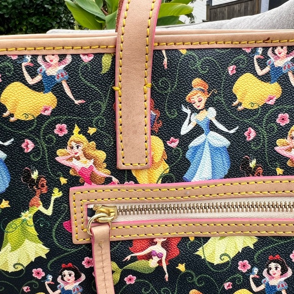 Rare Dooney & Bourke 2016 runDisney Princess Marathon Disney Tote Shopper - Picture 4 of 12